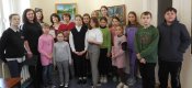 Участники выставки вместе с учащимися школы